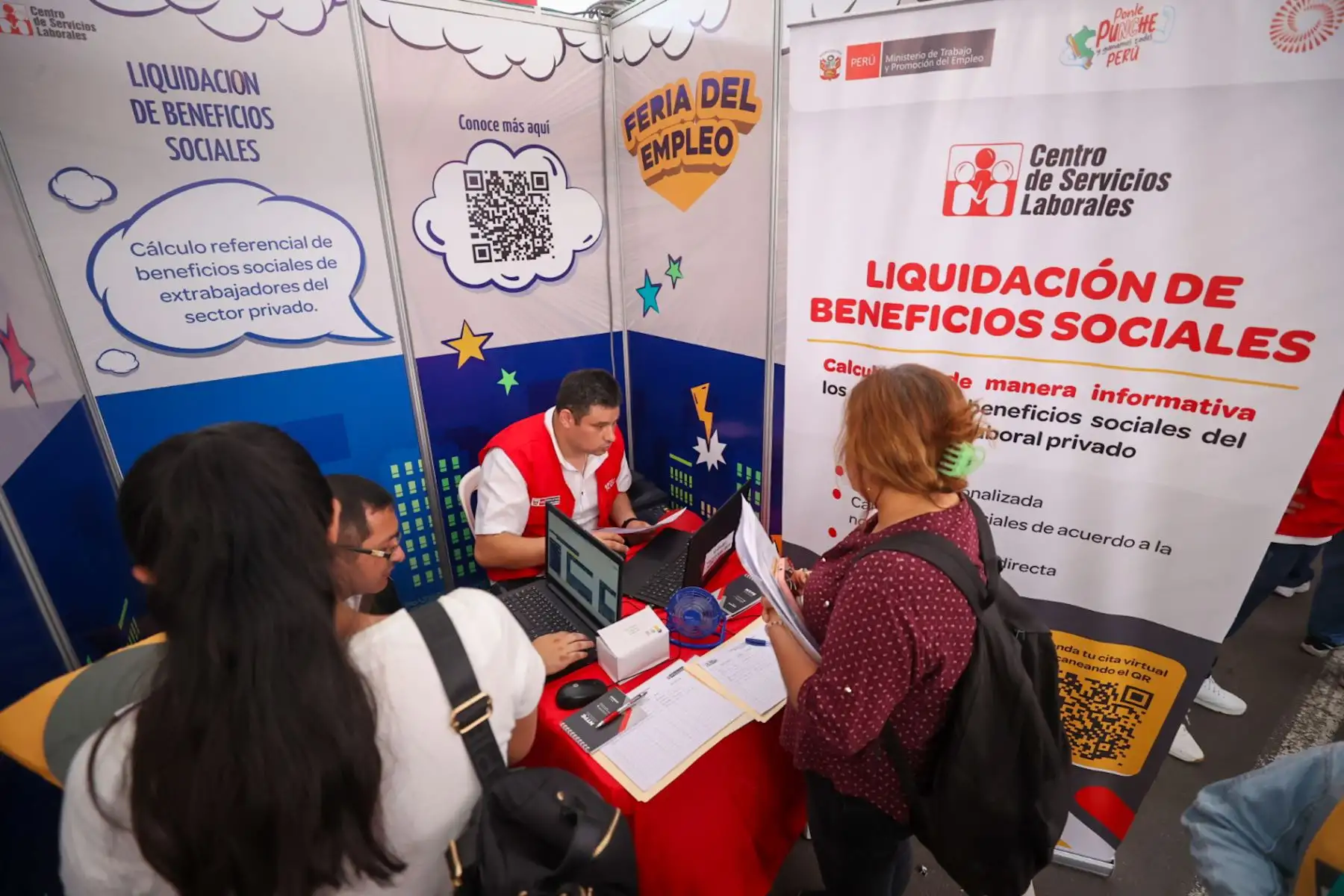 Feria del Empleo promovida por el ministerio de Trabajo, ofrece cerca de 8000 mil vacantes laborales. Los asistentes accederán también a los servicios de unas 300 instituciones públicas y fortalecerán sus competencias con conferencias gratuitas.

Foto: ANDINA/Juan Carlos Guzmán Negrini