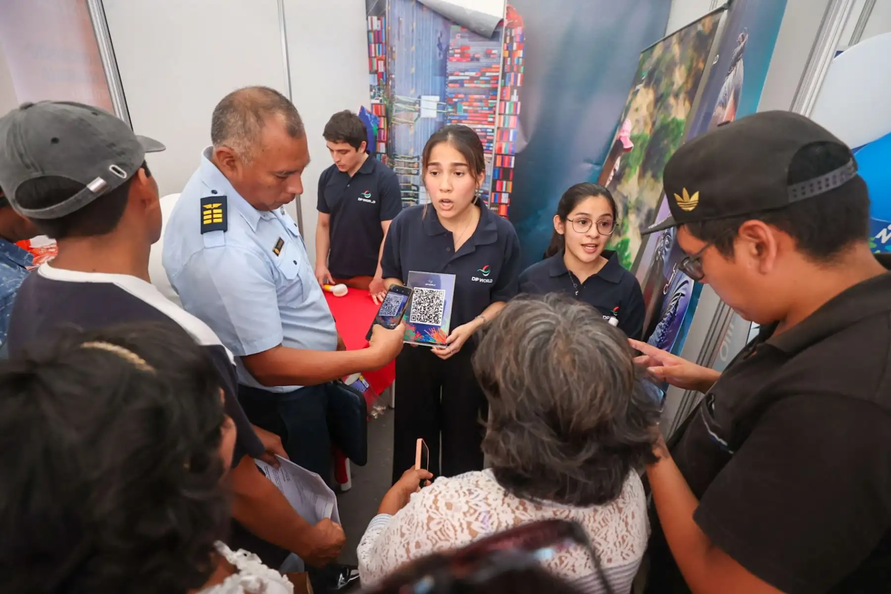 Feria del Empleo promovida por el ministerio de Trabajo, ofrece cerca de 8000 mil vacantes laborales. Los asistentes accederán también a los servicios de unas 300 instituciones públicas y fortalecerán sus competencias con conferencias gratuitas.

Foto: ANDINA/Juan Carlos Guzmán Negrini