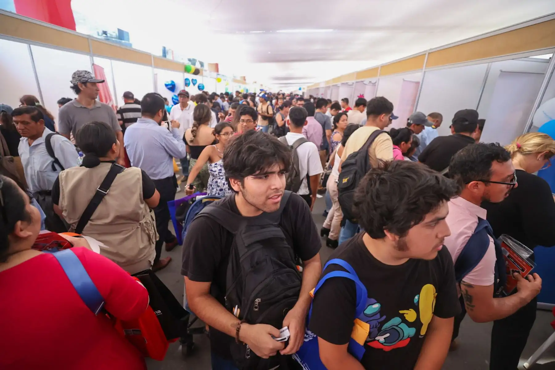 Feria del Empleo promovida por el ministerio de Trabajo, ofrece cerca de 8000 mil vacantes laborales. Los asistentes accederán también a los servicios de unas 300 instituciones públicas y fortalecerán sus competencias con conferencias gratuitas.

Foto: ANDINA/Juan Carlos Guzmán Negrini