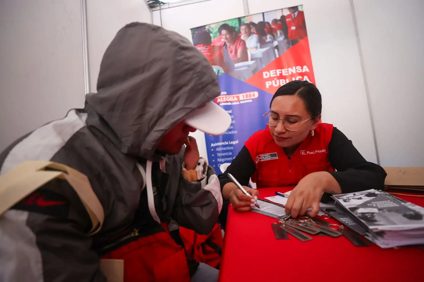 Feria del Empleo promovida por el ministerio de Trabajo, ofrece cerca de 8000 mil vacantes laborales. Los asistentes accederán también a los servicios de unas 300 instituciones públicas y fortalecerán sus competencias con conferencias gratuitas.

Foto: ANDINA/Juan Carlos Guzmán Negrini