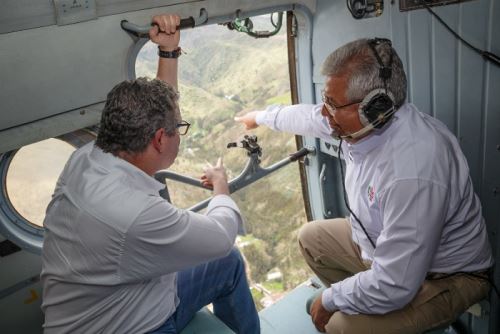 Los ministros de Defensa y de Educación sobrevolaron en un helicóptero del Ejército del Perú, sectores de Toraya y Tumbao, en Apurímac.