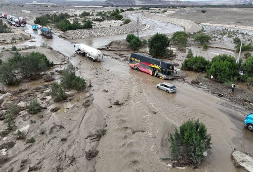 Así quedó varado, a un costado de la carretera, el bus interprovincial de la empresa Cruz del Sur que fue arrastrado por un huaico en el distrito de Ocucaje. La unidad cubría la ruta Arequipa - Lima. Foto: Genry Bautista