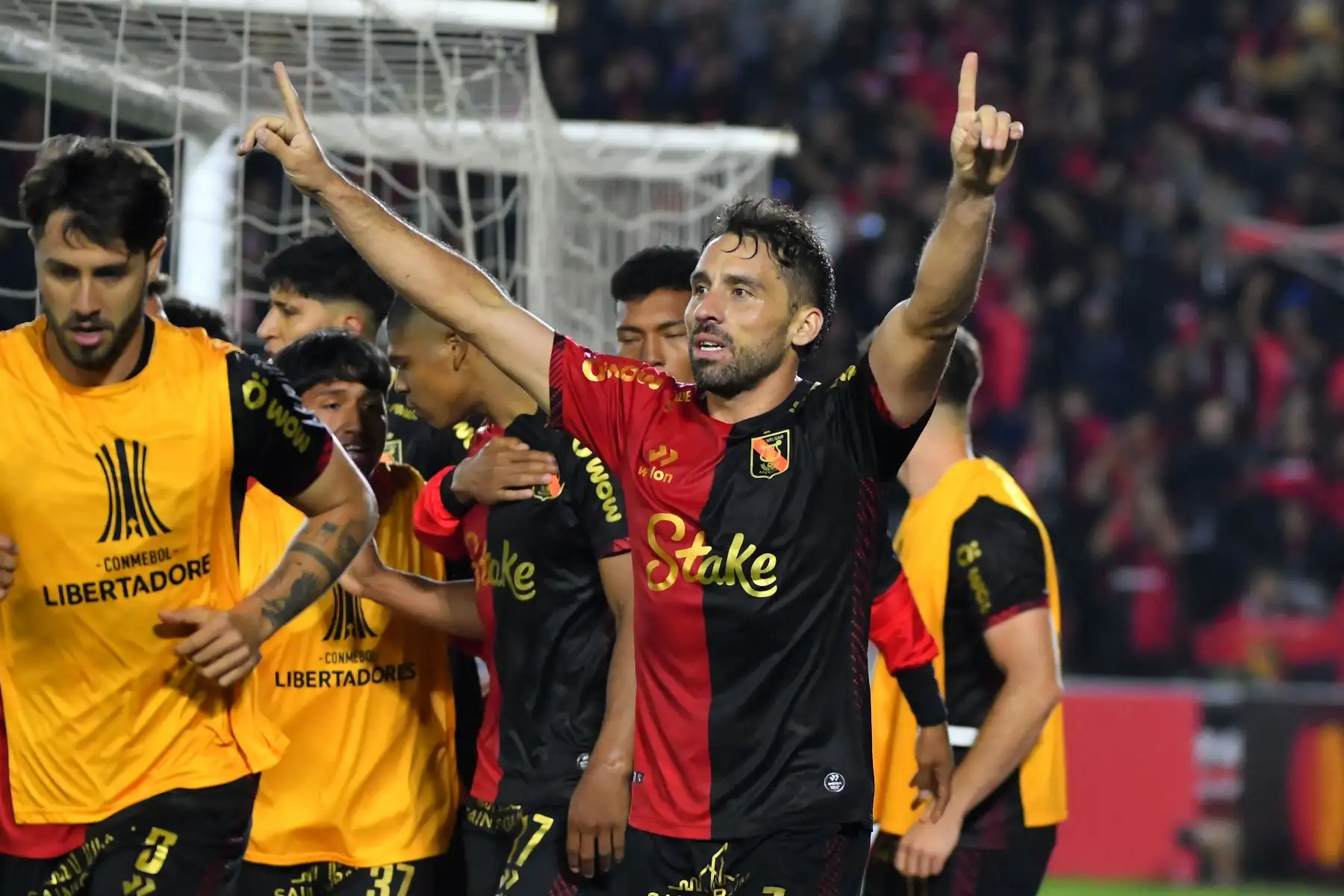 El delantero argentino de Melgar  Cristian Bordacahar celebra junto a sus compañeros luego de anotar el primer gol de su equipo durante el partido de vuelta de la segunda ronda de clasificación a la Copa Libertadores entre Melgar de Perú y Deportes Tolima de Colombia. Foto: AFP