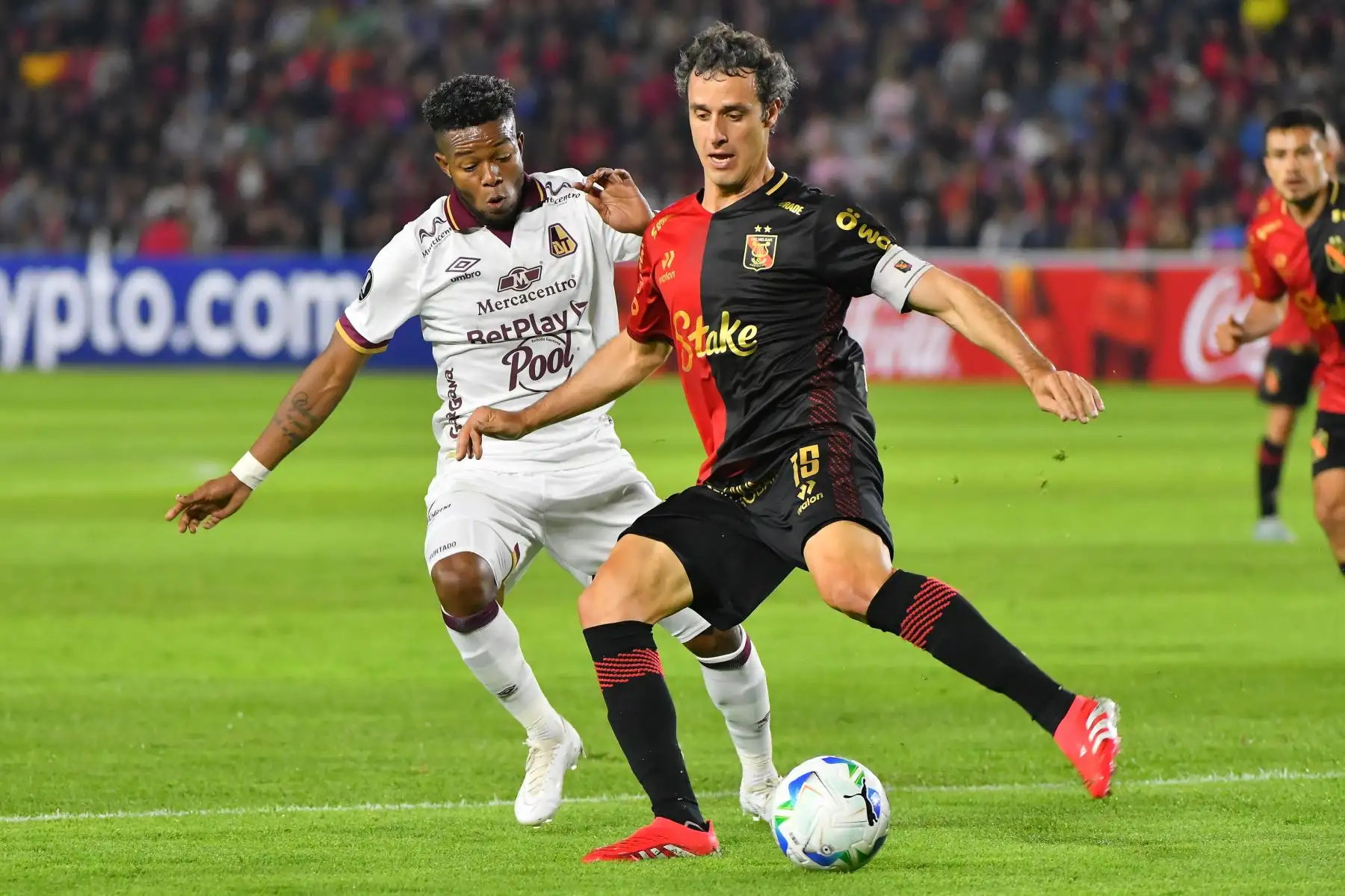 El mediocampista del Tolima Yhorman Hurtado y el mediocampista argentino de Melgar  Horacio Orzán pelean por el balón durante el partido de fútbol de vuelta de la segunda ronda de clasificación de la Copa Libertadores entre Melgar de Perú y Deportes Tolima de Colombia. AFP