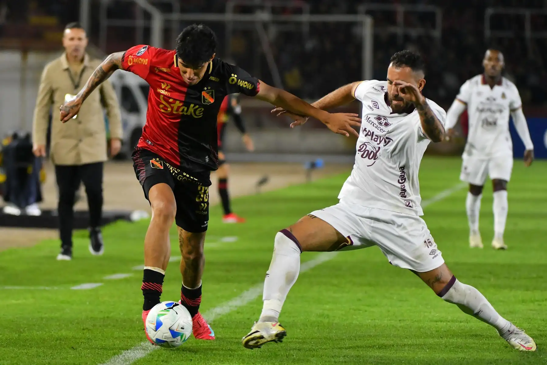 El defensor de Melgar  Matías Lazo y el mediocampista de Tolima  Pablo Nieto pelean por el balón durante el partido de fútbol de vuelta de la segunda ronda de clasificación de la Copa Libertadores entre Melgar de Perú y Deportes Tolima de Colombia. AFP