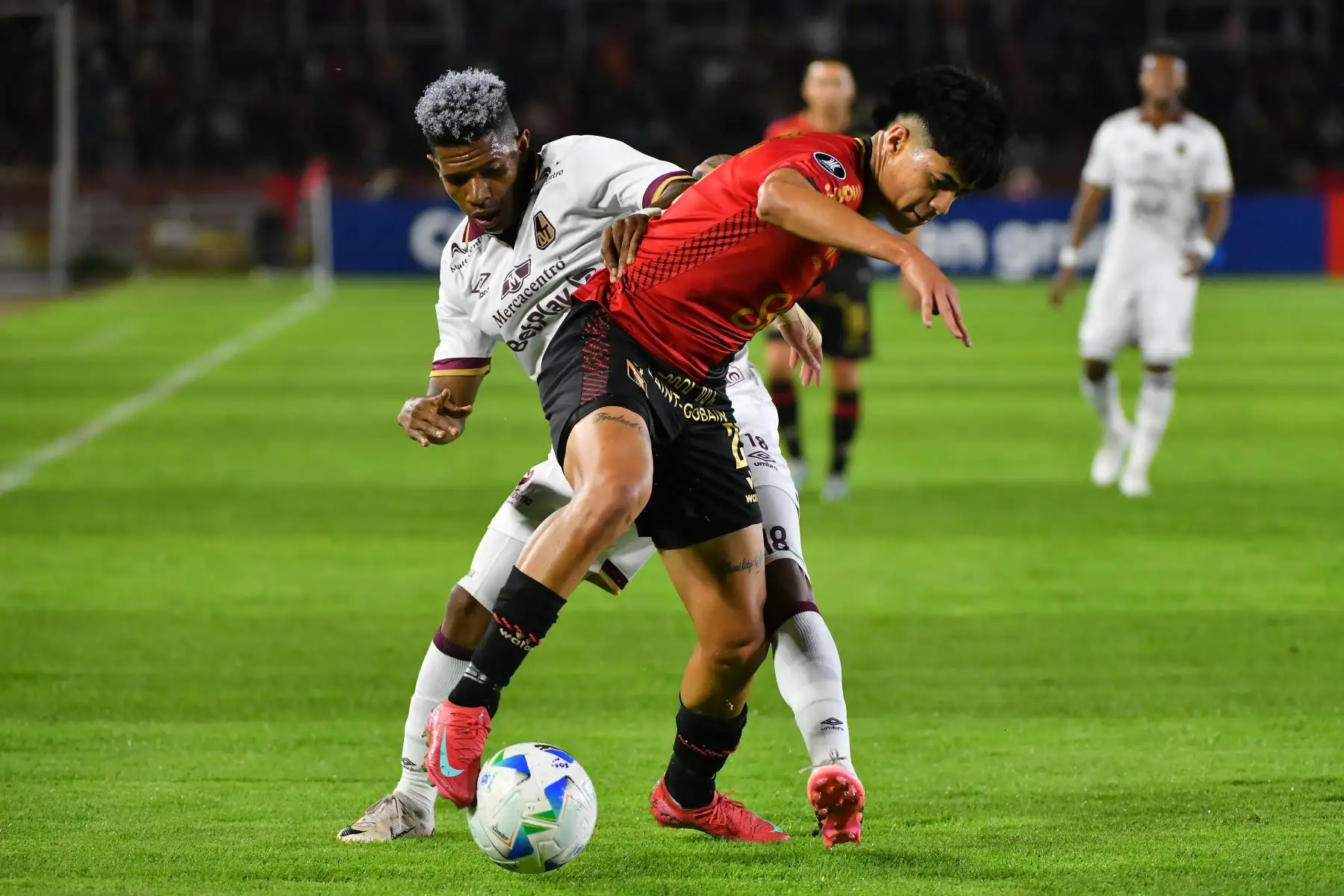 El mediocampista de Melgar  Kenji Cabrera y el mediocampista de Tolima  Kevin Pérez pelean por el balón durante el partido de fútbol de vuelta de la segunda ronda de clasificación de la Copa Libertadores entre Melgar de Perú y Deportes Tolima de Colombia. AFP