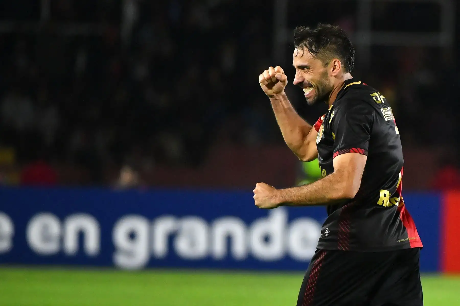 El delantero argentino de Melgar  Cristian Bordacahar celebra marcar el primer gol de su equipo durante el partido de vuelta de la segunda ronda de clasificación a la Copa Libertadores entre Melgar de Perú y Deportes Tolima de Colombia. AFP