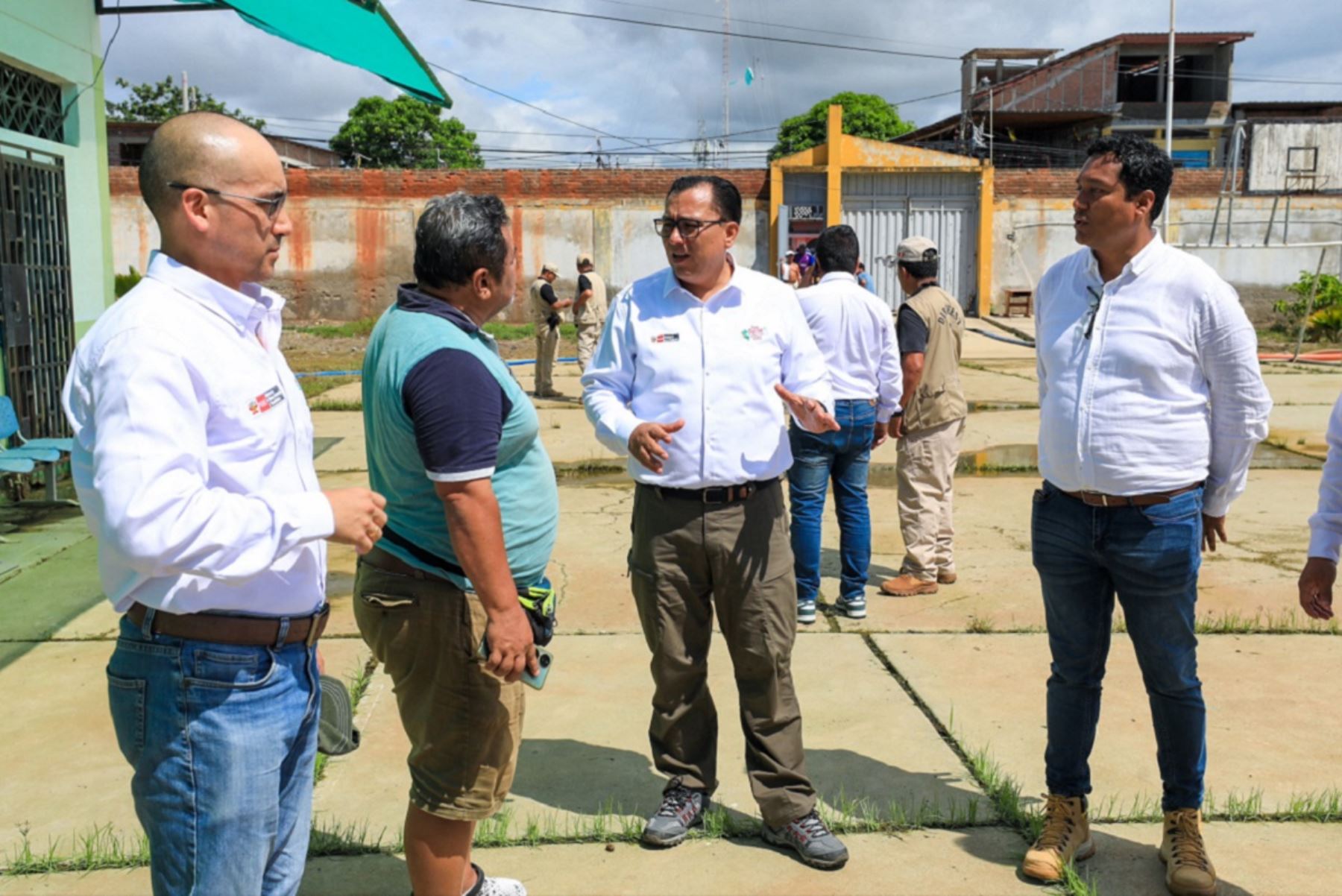 Ministro de la Producción, Sergio González, coordina ayuda del Estado en Tumbes ante el impacto de las intensas lluvias. Foto: Cortesía.