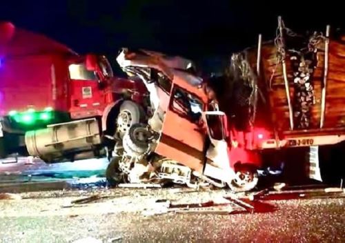 Un triple choque se produjo en el kilómetro 77 de la carretera Panamericana Norte, a la altura del distrito de Chancay. El trágico accidente dejó cinco fallecidos y siete heridos. Todos viajaban en la miniván que llevó la peor parte. Foto: Jhaan Reyes