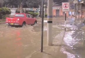 Las calles de Tumbes se convirtieron en río por la lluvia de fuerte intensidad que se registró durante varias horas. La precipitación pluvial estuvo acompañada de una tormenta eléctrica. ANDINA/Difusión