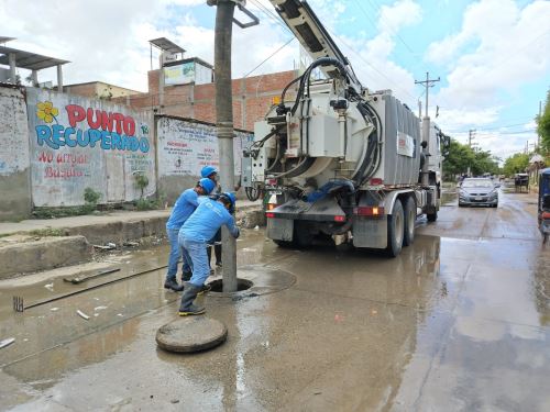 El Ministerio de Vivienda y OTASS ejecutan trabajos de evacuación de aguas pluviales empozadas en diversas calles de Tumbes a causa de las lluvias intensas. También se realizarán trabajos de descolmatación. ANDINA/Difusión