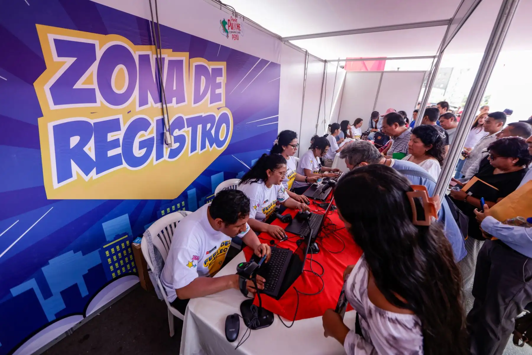 Hoy se lleva a cabo el segundo y último día de la Feria del Empleo, un evento que busca conectar a los ciudadanos con diversas oportunidades laborales. La feria ofrece acceso a vacantes en múltiples sectores, así como asesoría en empleabilidad. Esta iniciativa, organizada por el Ministerio de Trabajo, busca reducir el desempleo y mejorar la inserción laboral. Foto: ANDINA/Luis Iparraguirre