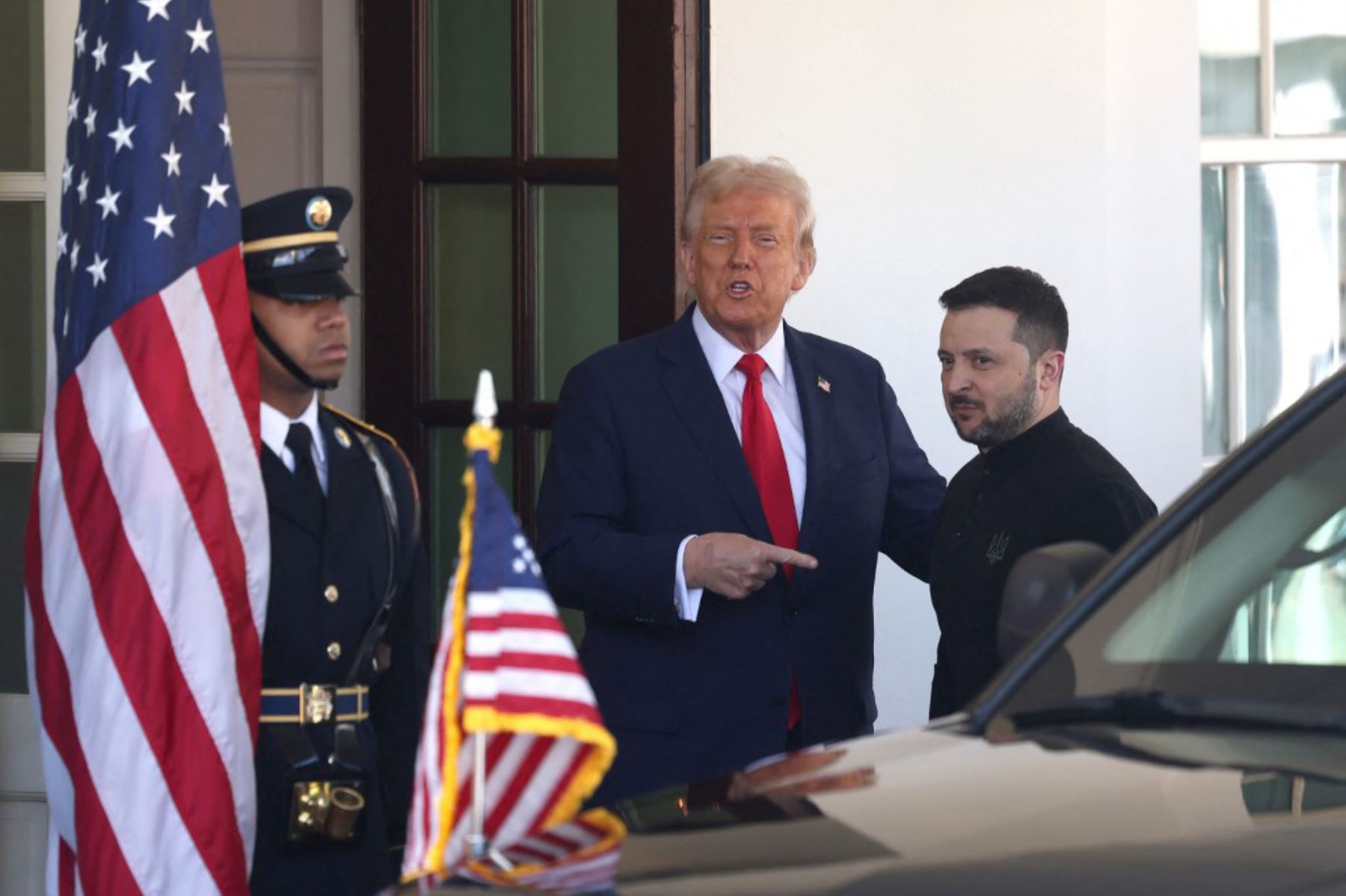 El presidente de Estados Unidos, Donald Trump, saluda al presidente de Ucrania, Volodímir Zelenski, a su llegada a la Casa Blanca en Washington D.C., el 28 de febrero del 2025. Foto: AFP