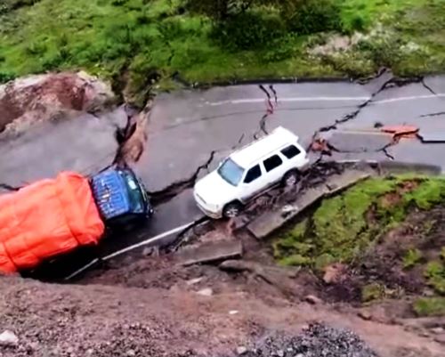 Lluvias intensas en la región Cajamarca provocan un derrumbe de parte de la plataforma de la carretera a la ciudad de Cajamarca. El suceso provocó el bloqueo de la vía y que decenas de vehículos se encuentren varados. ANDINA/Difusión