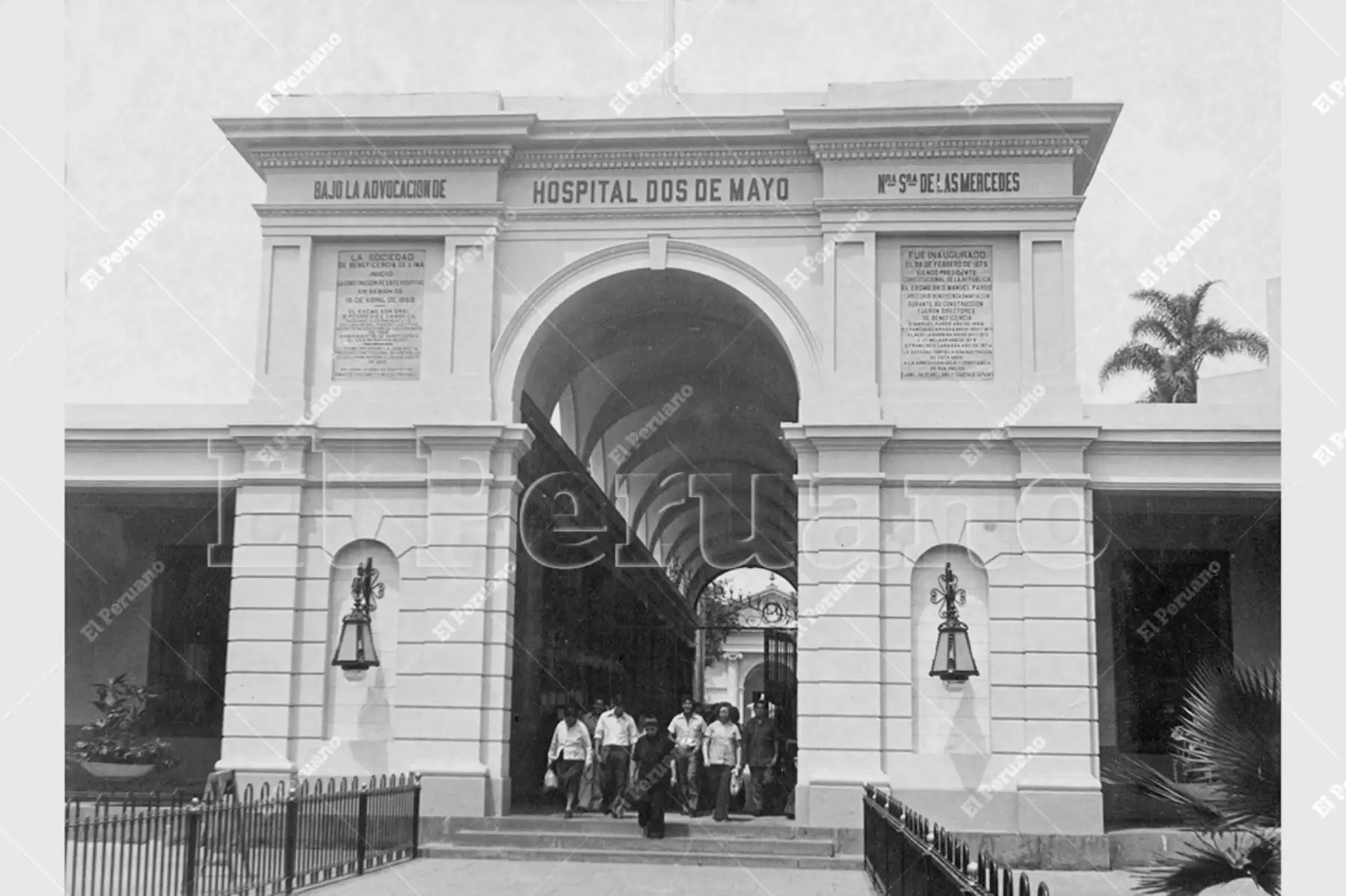 Lima - 28 febrero 1975 / Vista del ingreso principal del Hospital Dos de Mayo  inaugurado el 28 de febrero de 1875: Foto: Archivo histórico de El Peruano / Próspero Montoro