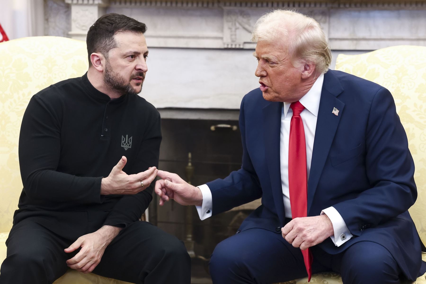 El presidente ucraniano, Volodymyr Zelensky, conversa con el presidente estadounidense, Donald Trump, en la Oficina Oval de la Casa Blanca, en Washington, DC, EE.UU. Foto: EFE