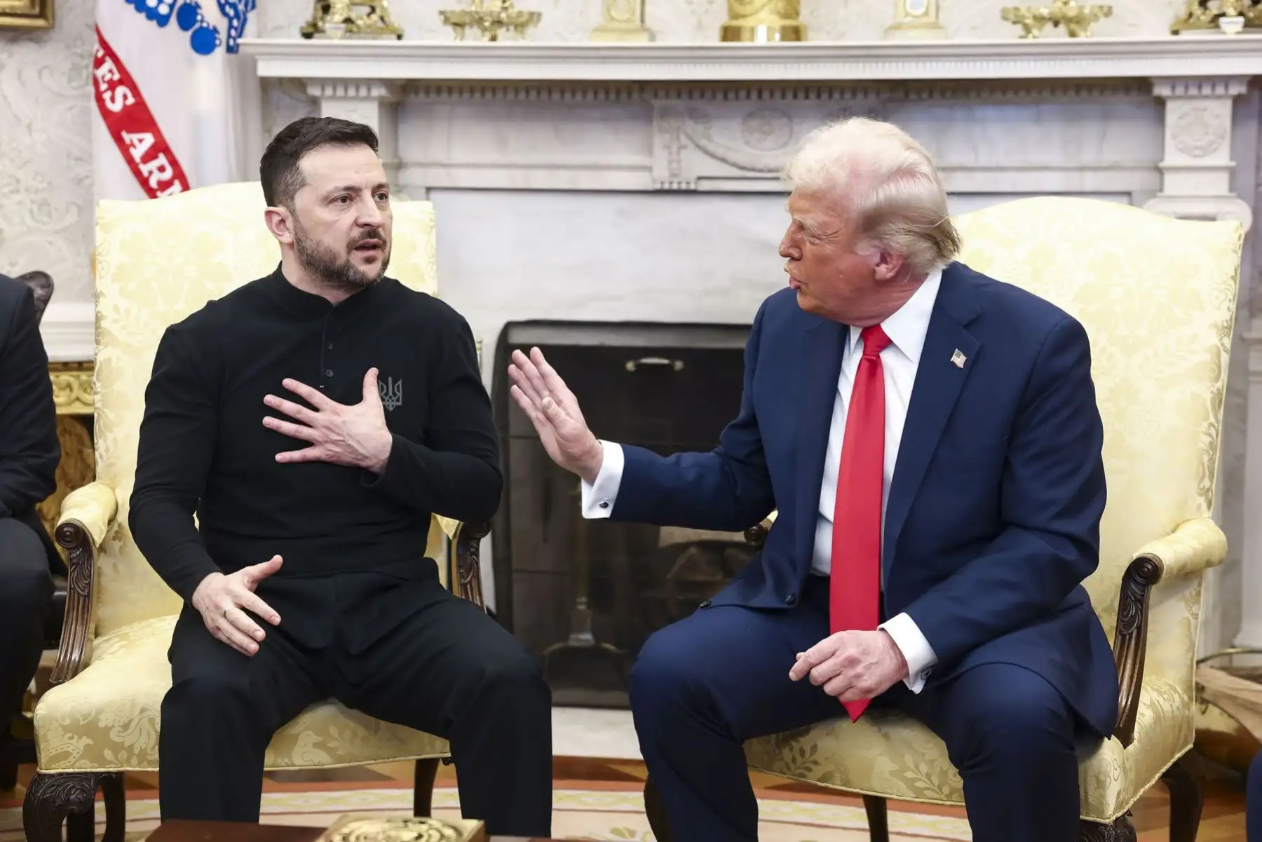 El presidente ucraniano, Volodymyr Zelensky, conversa con el presidente estadounidense, Donald Trump, en la Oficina Oval de la Casa Blanca, en Washington, DC, EE.UU. Foto: EFE