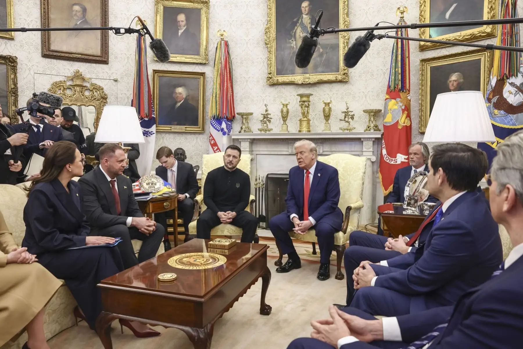 El presidente ucraniano, Volodymyr Zelensky, conversa con el presidente estadounidense, Donald Trump, en la Oficina Oval de la Casa Blanca, en Washington, DC, EE.UU. Foto: EFE