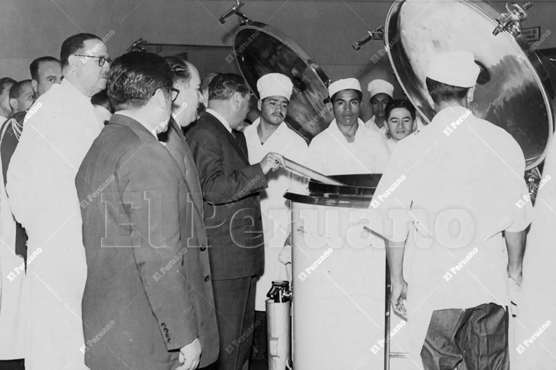 Lima - 24 agosto 1955 / El presidente Manuel A. Odría examina las nuevas lavadoras eléctricas, las más modernas de su género, con las que ha sido dotado el Hospital Dos de Mayo. Foto: Archivo Histórico de El Peruano