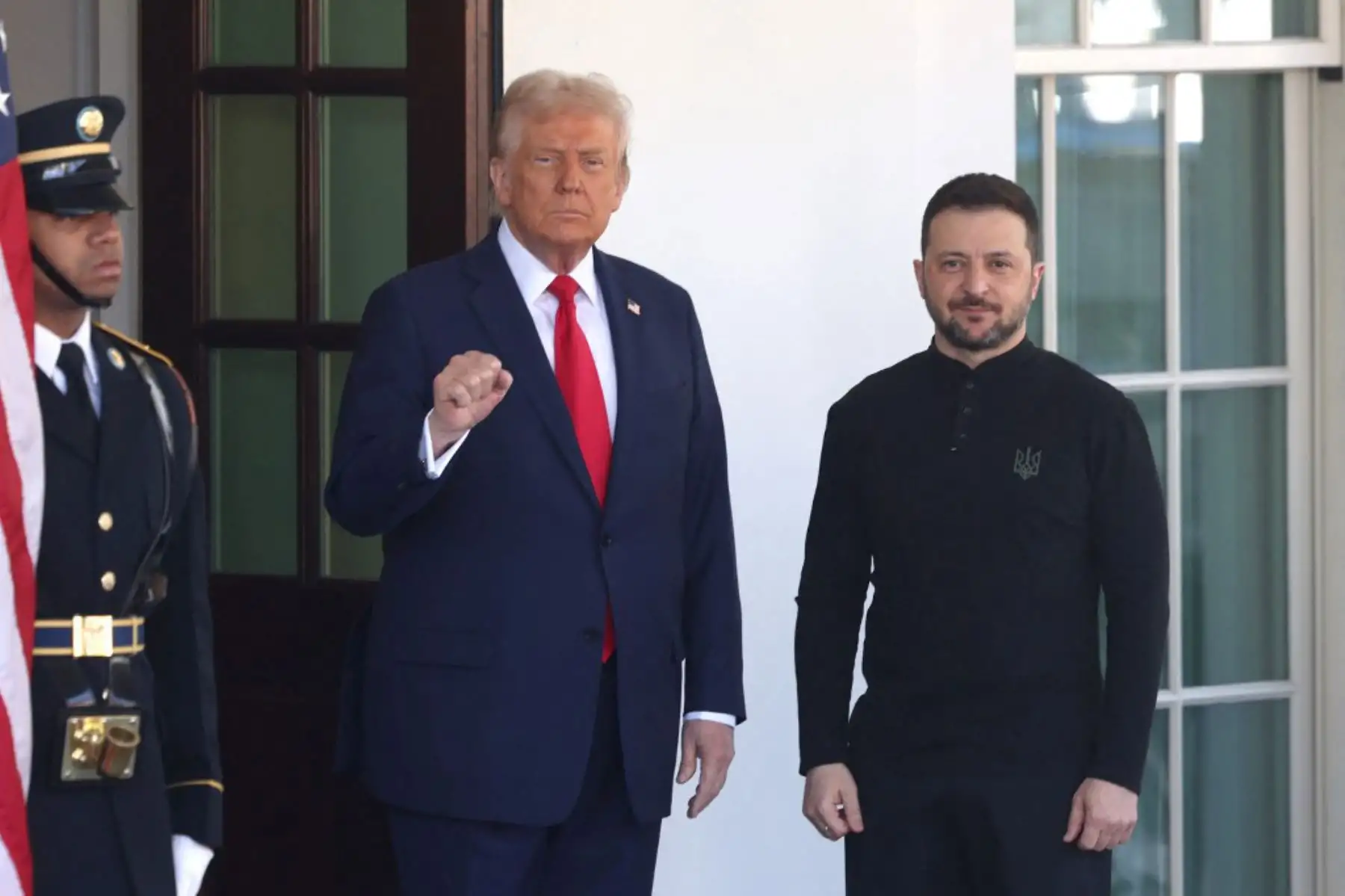El presidente de Estados Unidos, Donald Trump, saluda al presidente de Ucrania, Volodymyr Zelensky, a su llegada a la Casa Blanca en Washington, DC, el 28 de febrero de 2025. Foto: AFP