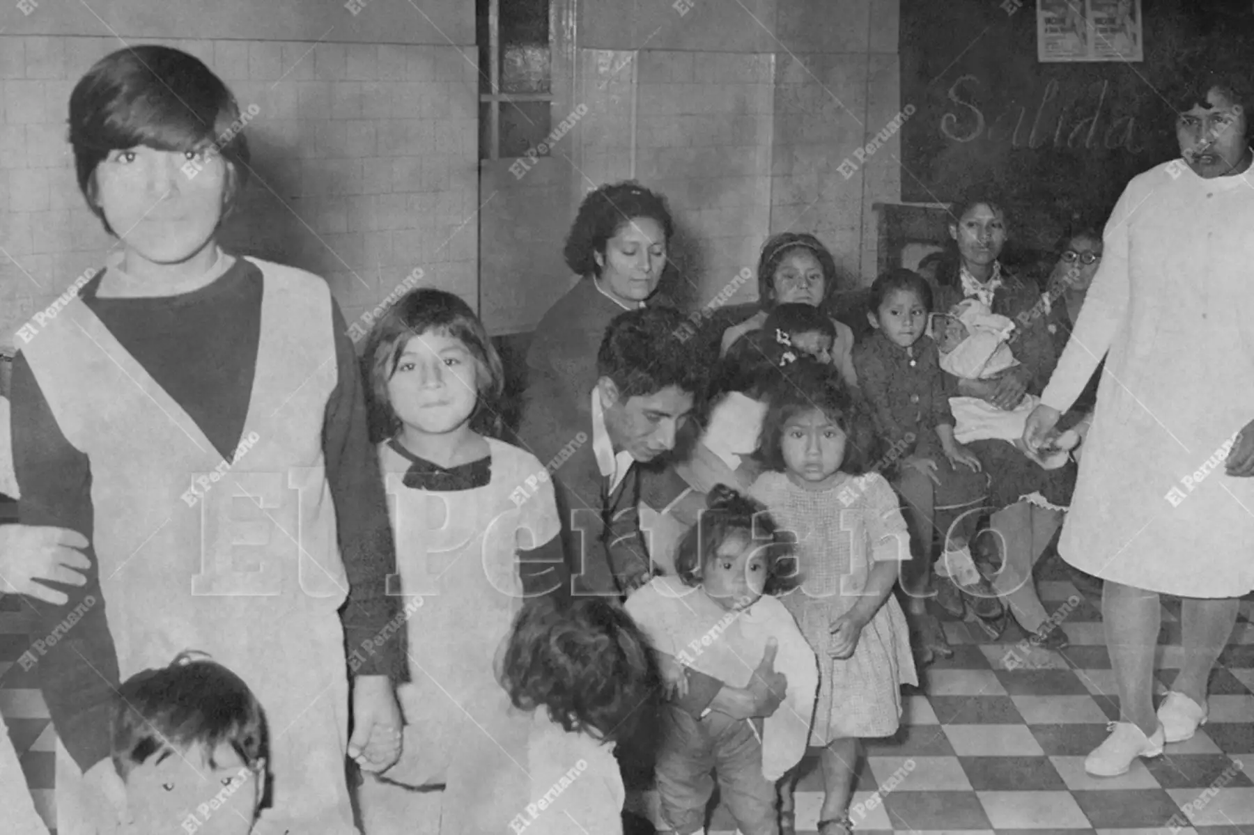 Lima - 6 agosto 1967 / Madres de familia esperan turno en el Hospital Dos de Mayo para que sus hijos reciban la vacuna contra la sarampión. Foto: Archivo Histórico de El Peruano