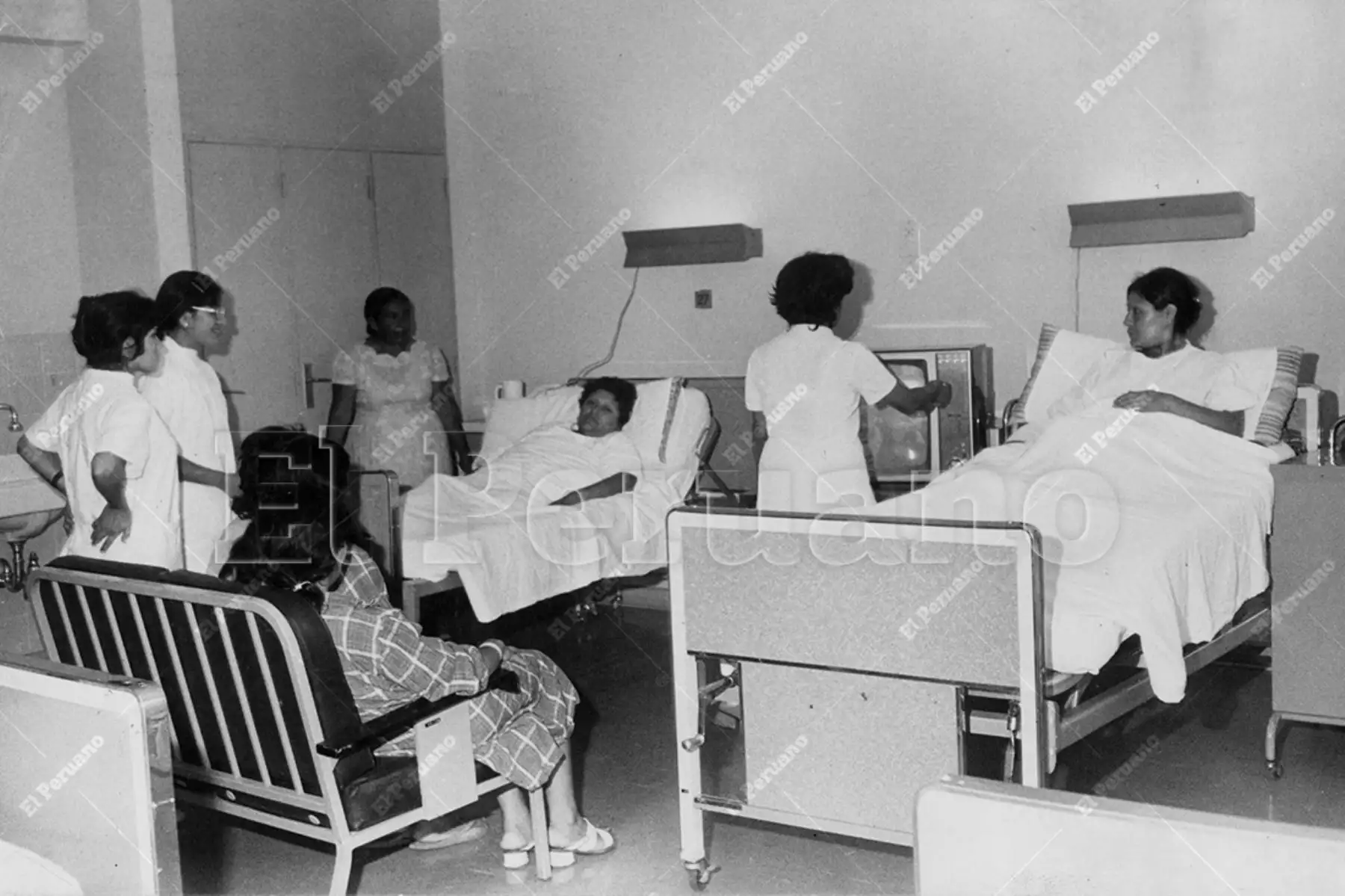 Lima - 18 marzo 1975 / Atención a pacientes en una de las salas de internos del Hospital Dos de Mayo. Foto: Archivo Histórico de El Peruano / Próspero Montoro