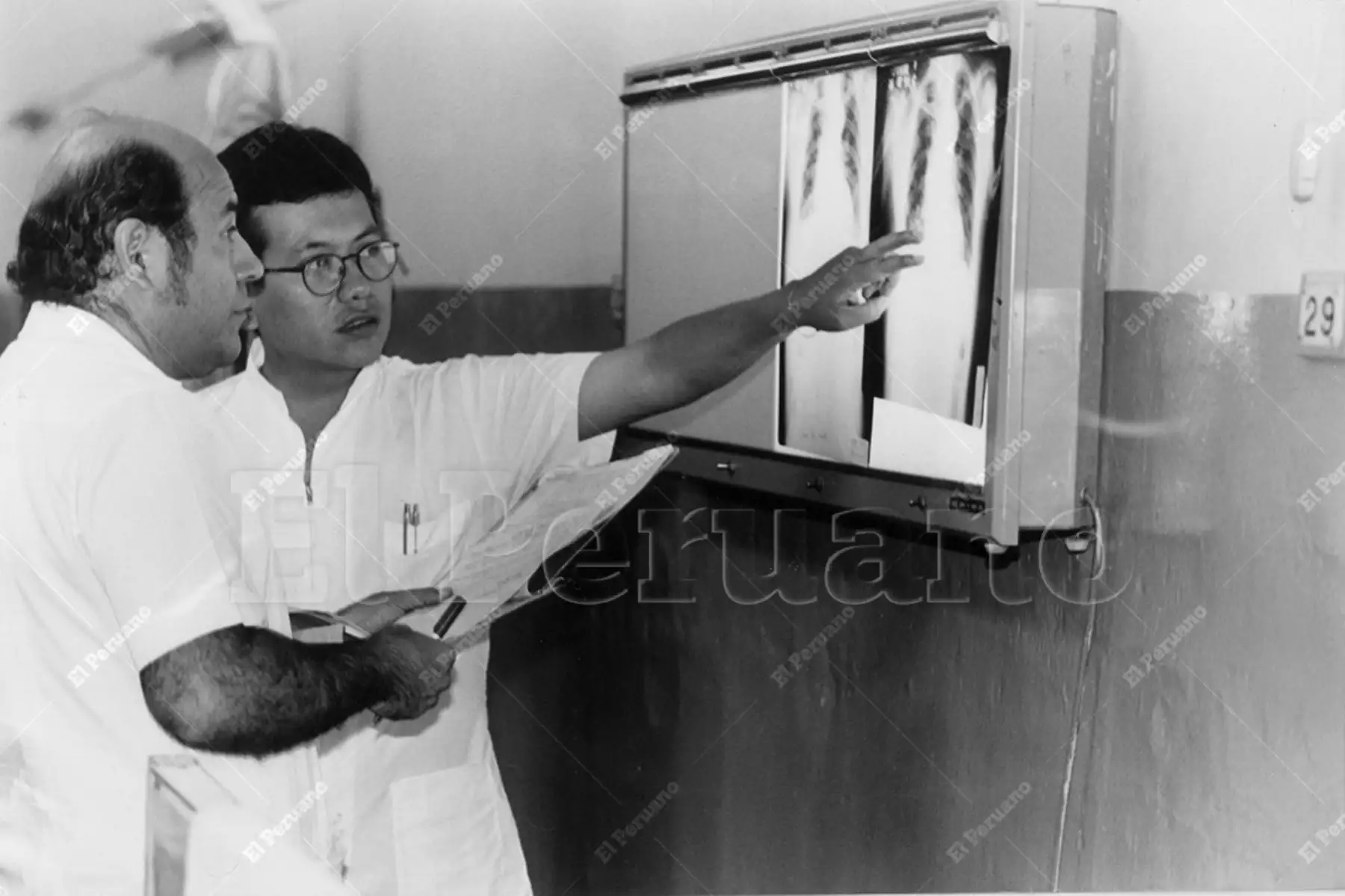 Lima - 11 febrero 1997 / Dos médicos observan placas de Rayos X de tórax en el Hospital Dos de Mayo. Foto: Archivo Histórico de El Peruano / Víctor Palomino