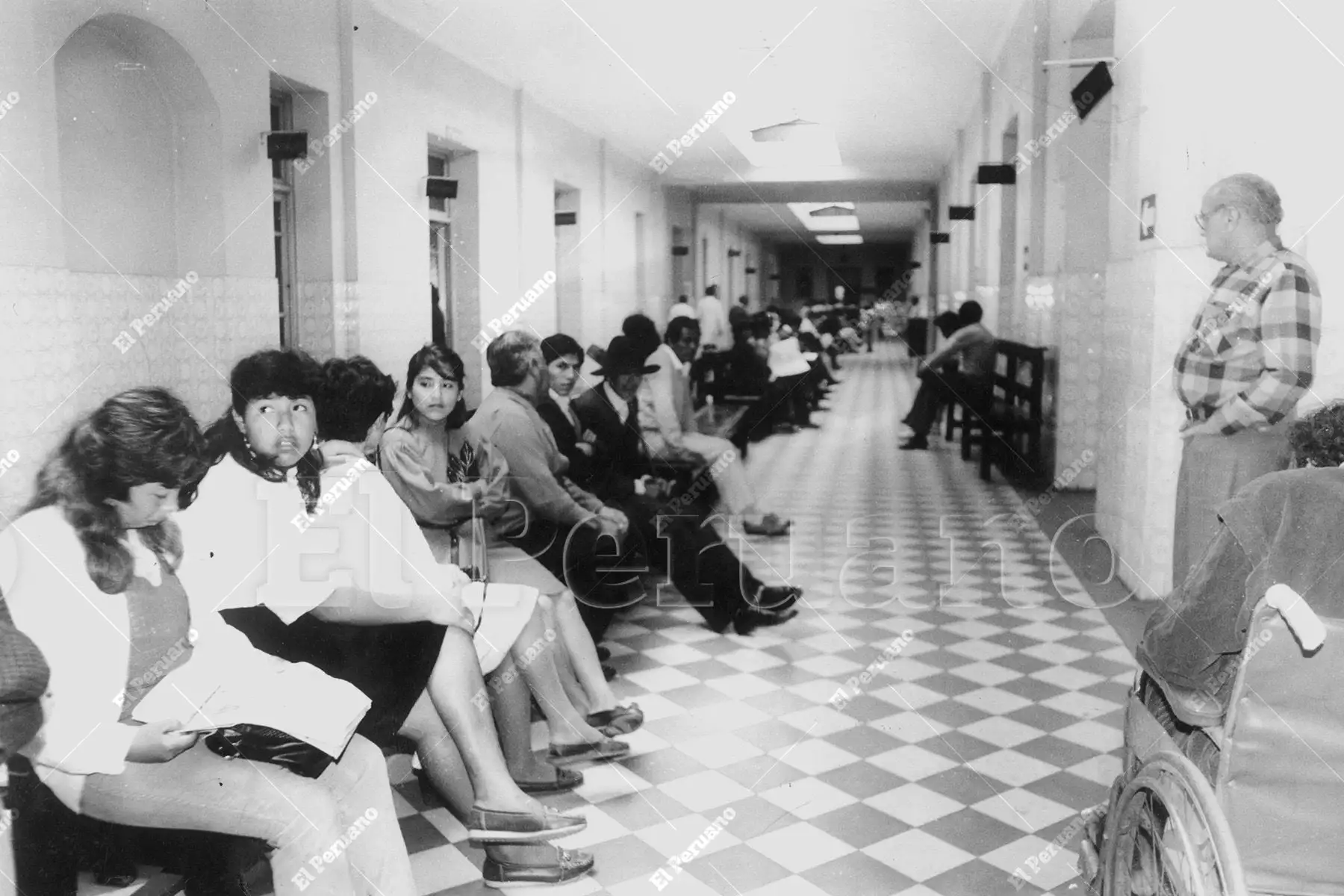 Lima - 21 noviembre 1990 / Pacientes en la sala de espera del Hospital Dos de Mayo. Foto: Archivo Histórico de El Peruano / Víctor Palomino