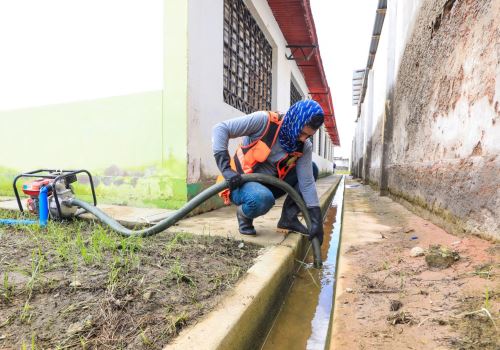 Se entregaron motobombas para ayudar en la evacuación de agua acumulada por las lluvias del interior de los colegios y viviendas afectadas por las lluvias intensas en Tumbes.