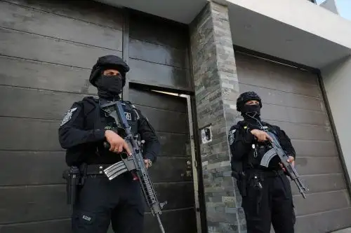 El Ministerio Público y la Policía Nacional allanaron la vivienda del alcalde de Los Aquijes por presuntamente liderar la organización criminal "Los acelerados del sur". También intervinieron otros 31 inmuebles. Foto: Genry Bautista