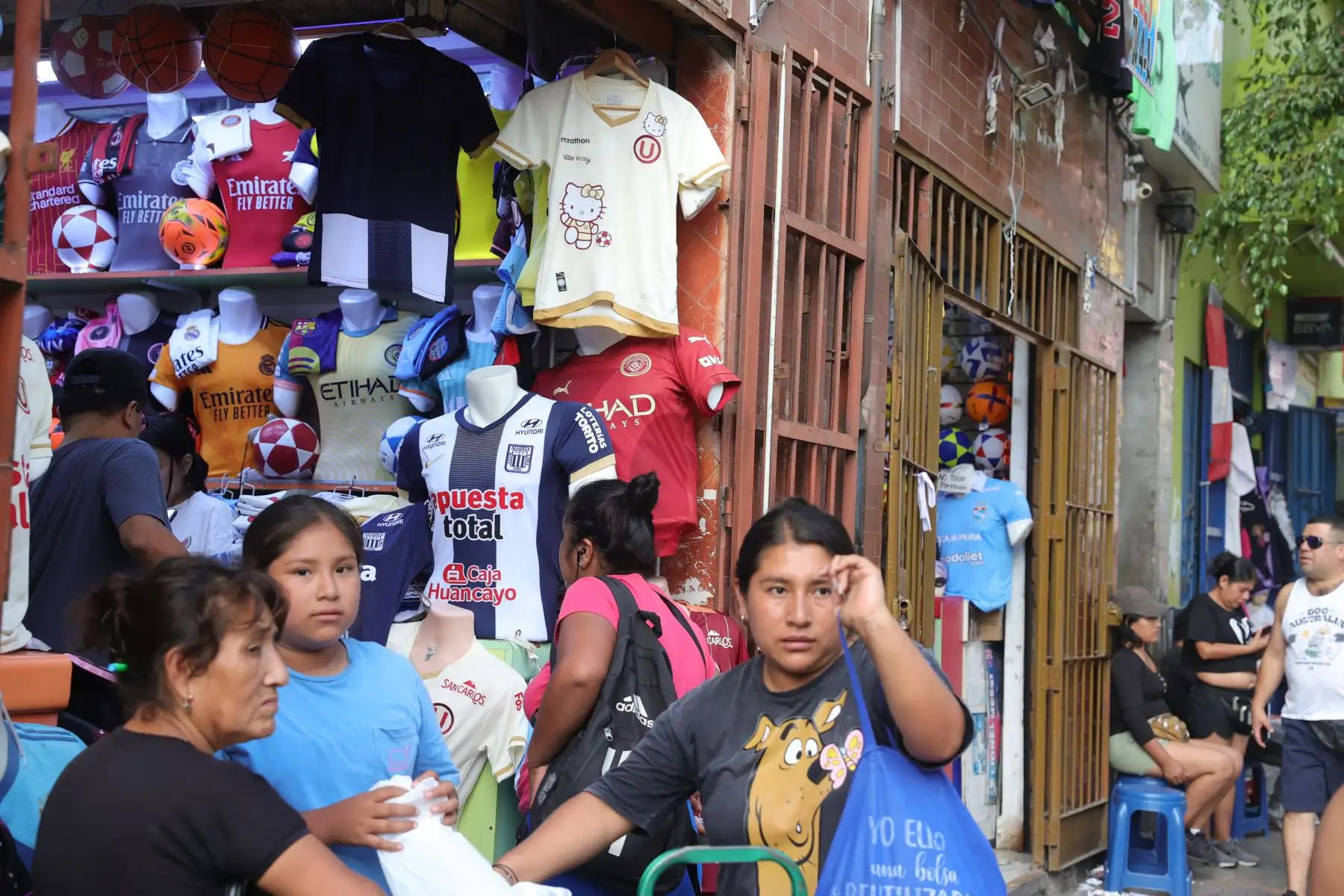 Incrementa la venta de camisetas de Alianza Lima tras su reciente victoria ante Boca. Foto: ANDINA/Melina Mejía