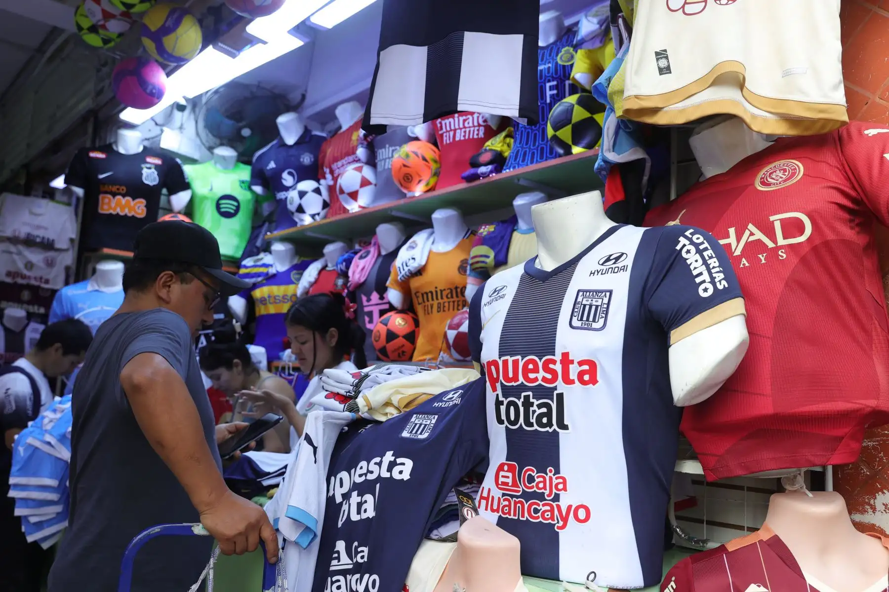 Incrementa la venta de camisetas de Alianza Lima tras su reciente victoria ante Boca. Foto: ANDINA/Melina Mejía