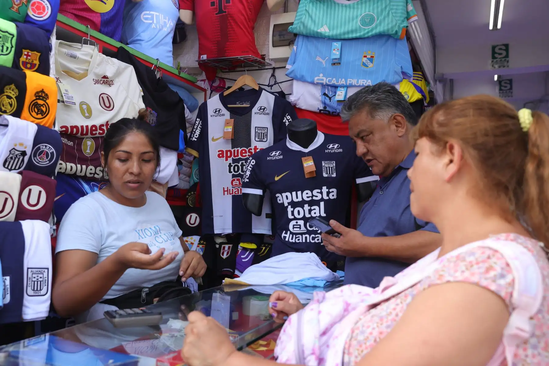 Incrementa la venta de camisetas de Alianza Lima tras su reciente victoria ante Boca. Foto: ANDINA/Melina Mejía