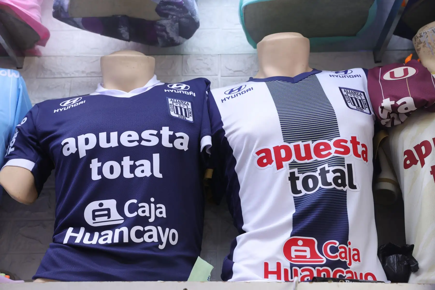Incrementa la venta de camisetas de Alianza Lima tras su reciente victoria ante Boca. Foto: ANDINA/Melina Mejía