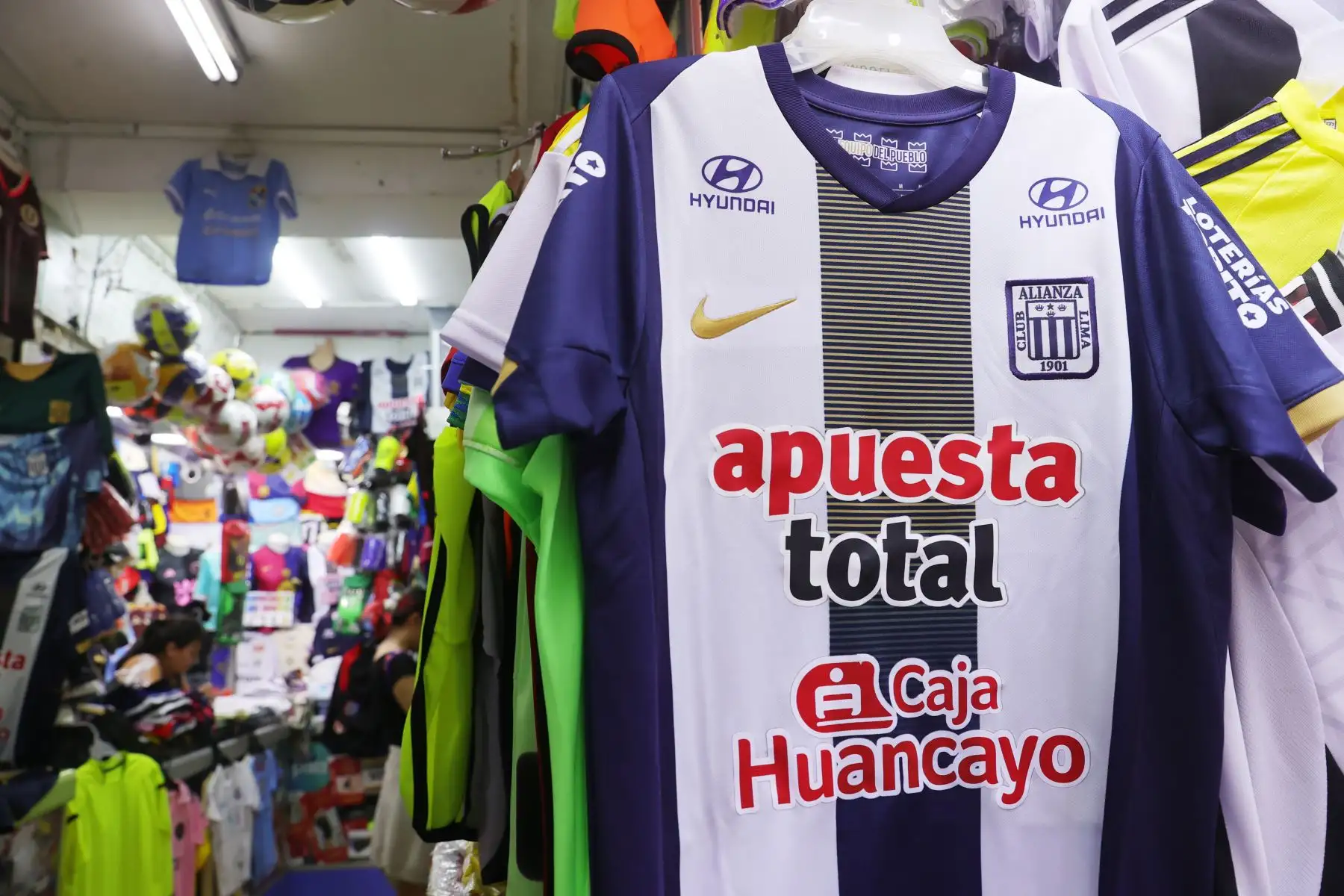 Incrementa la venta de camisetas de Alianza Lima tras su reciente victoria ante Boca. Foto: ANDINA/Melina Mejía