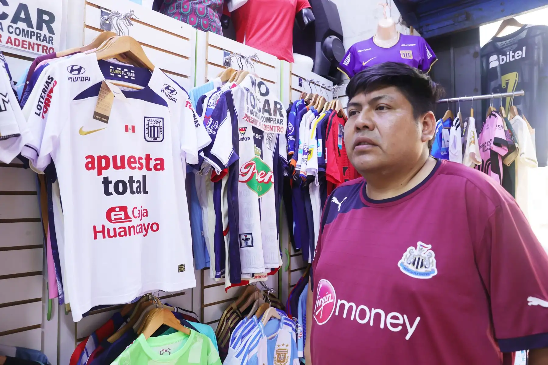 Incrementa la venta de camisetas de Alianza Lima tras su reciente victoria ante Boca. Foto: ANDINA/Melina Mejía