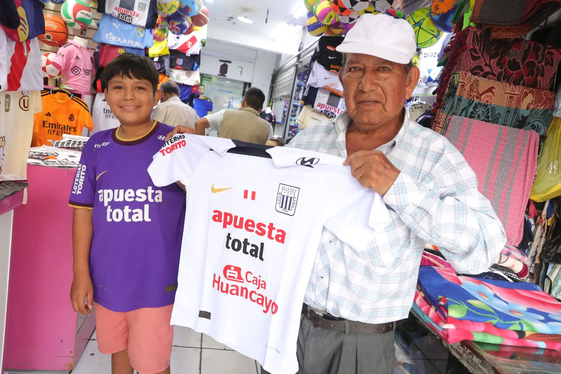 Incrementa la venta de camisetas de Alianza Lima tras su reciente victoria ante Boca. Foto: ANDINA/Melina Mejía