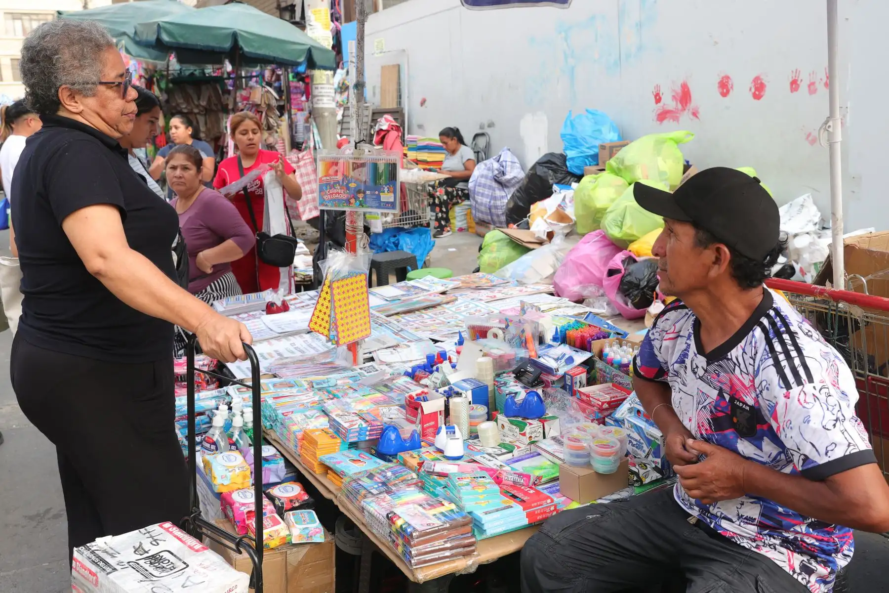 Feria de útiles escolares en Mesa Redonda tiene gran acogida. Padres de familia pueden encontrar toda la lista de útiles en un solo lugar.  Foto: ANDINA/Melina Mejía