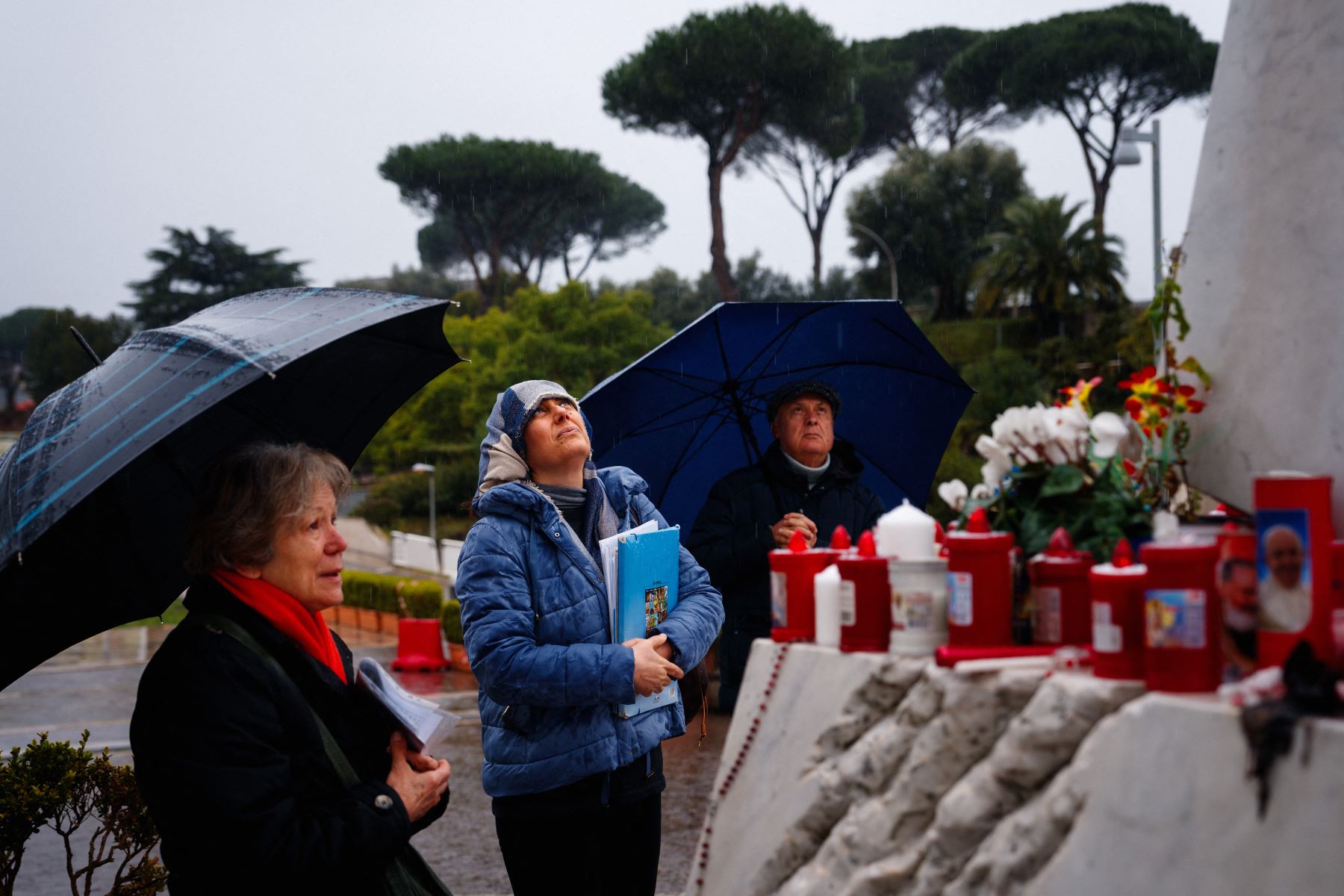 La gente reza ante la estatua de Juan Pablo II en el Hospital Universitario Gemelli, donde el Papa Francisco está hospitalizado con neumonía, en Roma.
Foto: AFP