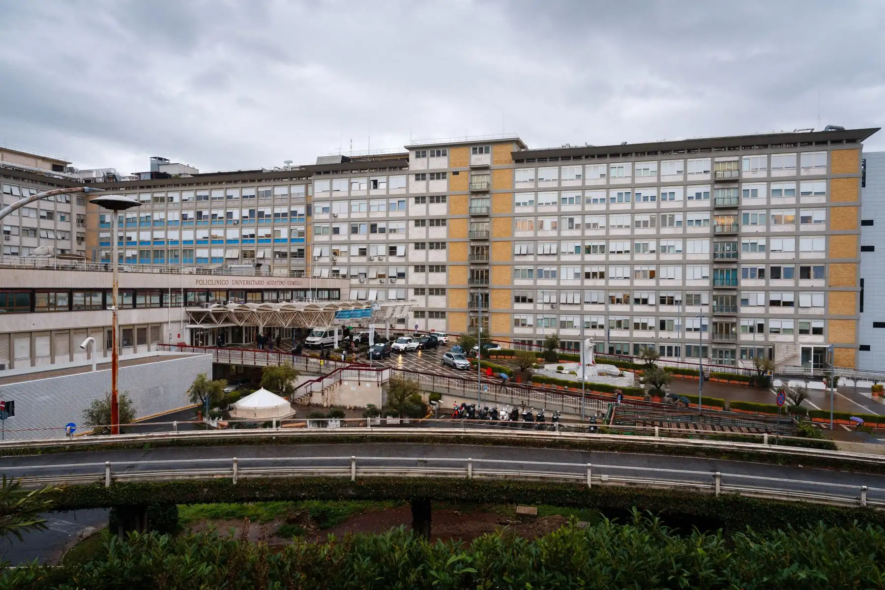Una vista general muestra el Hospital Universitario Gemelli donde el Papa Francisco está hospitalizado con neumonía, en Roma.
Foto: AFP