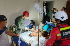 El niño Jesús Mateo, quien fue rescatado de un pozo donde permaneció cerca de 20 horas, es trasladado a Pucallpa donde será evaluado su estado de salud para descartar fracturas u otras complicaciones. ANDINA/Difusión