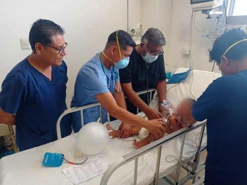 Médicos pediatras y otros especialistas del Hospital Regional de Pucallpa evalúan el estado de salud del niño Jesús Mateo quien fue rescatado tras estar cerca de 20 horas atrapado dentro de un pozo tubular en la localidad de Orellana, región Loreto.