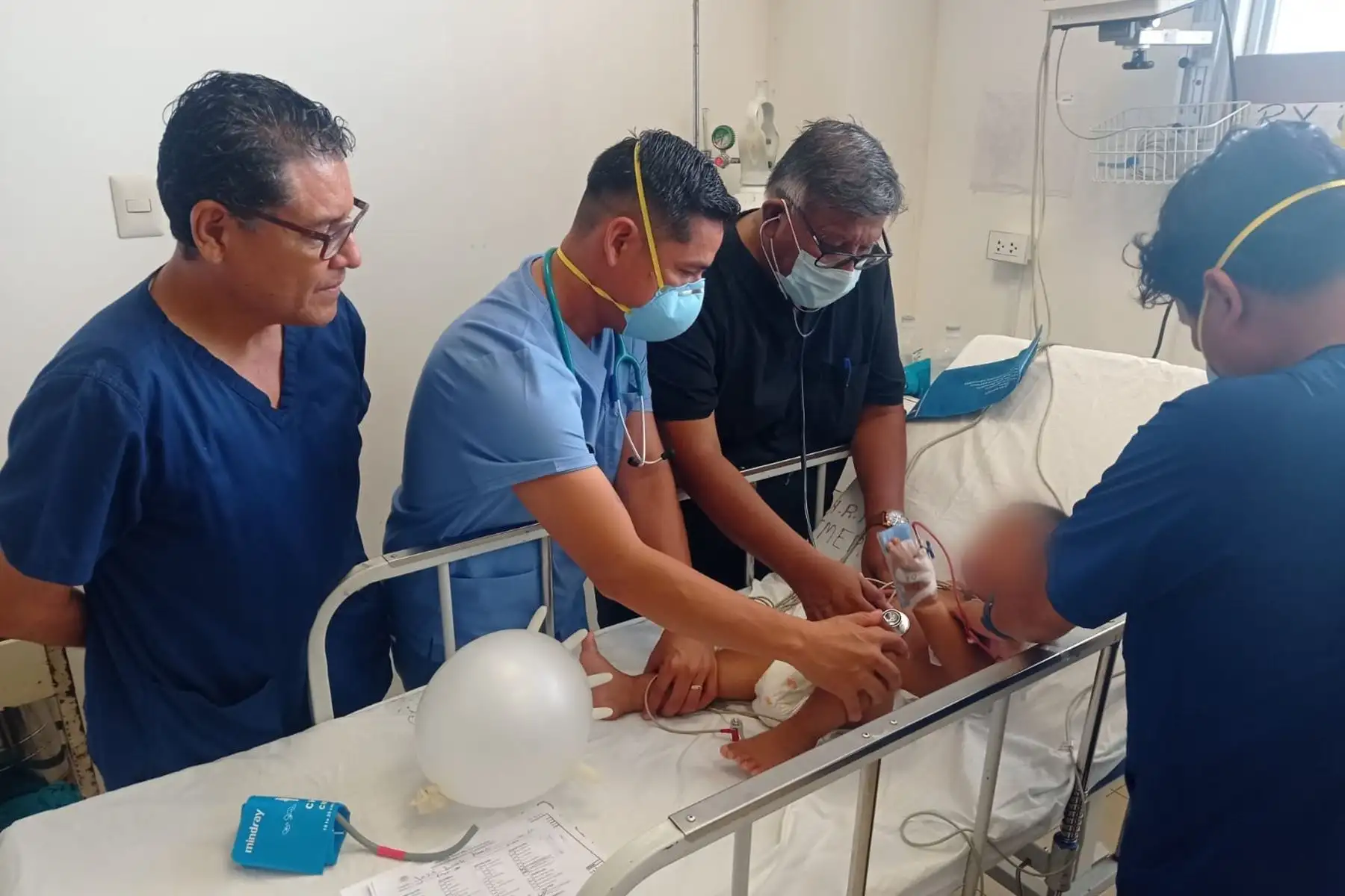 Jesús, el menor que fue rescatado de un pozo, ya se encuentra en el Hospital Regional de Pucallpa de la región Ucayali, donde recibe atención médica especializada por parte de los diferentes profesionales de la salud. Una ambulancia del Samu lo trasladó desde la Aviación Policial hacia el hospital.
Foto: Minsa