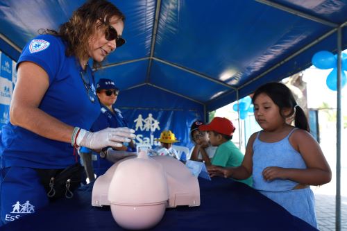 Regreso a clases seguro: EsSalud enseña a cientos de  niños a cómo actuar frente a una emergencia en el colegio. Foto: EsSalud