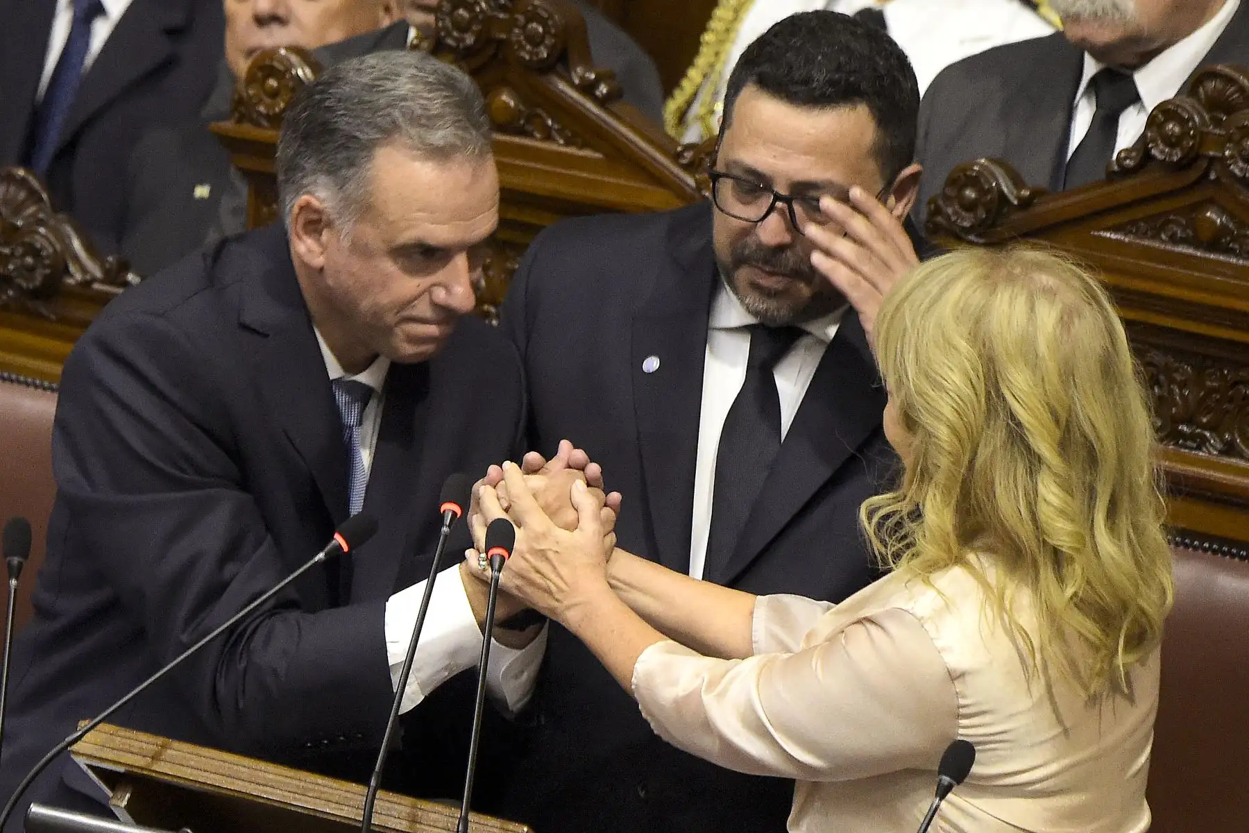 El nuevo presidente de Uruguay, Yamandu Orsi (i), saluda a la vicepresidenta Carolina Cosse junto al senador uruguayo Alejandro Sánchez durante la Ceremonia de Compromiso de Honor Constitucional en el Palacio Legislativo de Montevideo