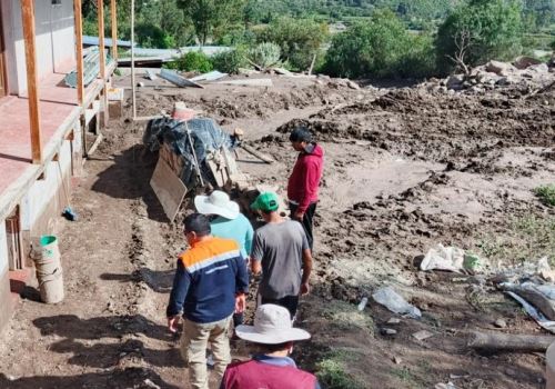 El COER Arequipa entregó ayuda humanitaria a la población de los distritos afectados por las lluvias intensas. ANDINA/Difusión