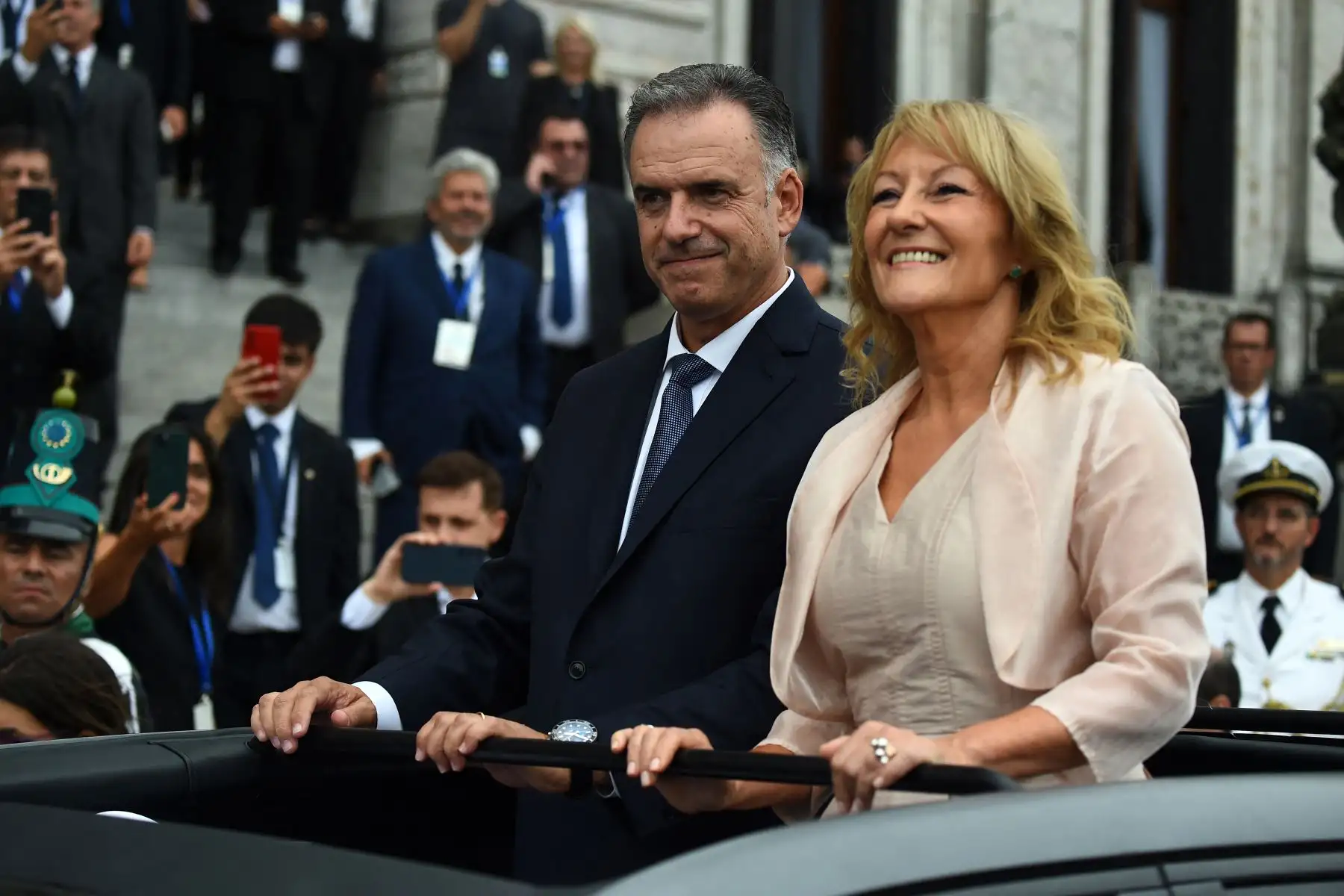 El nuevo presidente de Uruguay, Yamandú Orsi , y la vicepresidenta Carolina Cosse, abandonan el Palacio Legislativo hacia la Plaza Independencia en Montevideo.
Foto: AFP