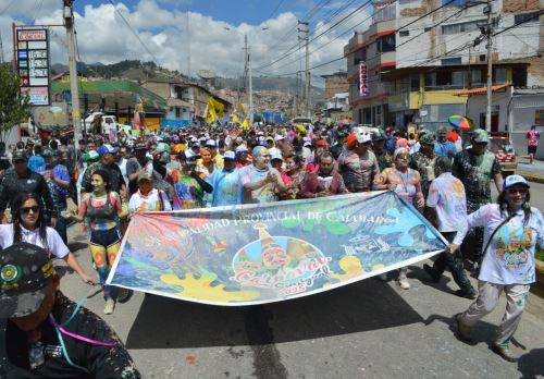 Miles de cajamarquinos y turistas participan del celebrado ingreso  del Ño Carnavalón a la ciudad de Cajamarca, con el que se inician las actividades principales del tradicional Carnaval.