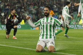 El centrocampista del Betis Isco Alarcón celebra tras marcar el segundo gol, durante el partido de la jornada 26 de LaLiga EA Sports que Real Betis y Real Madrid disputan este sábado en el estadio Benito Villamarín, en Sevilla. Foto: EFE