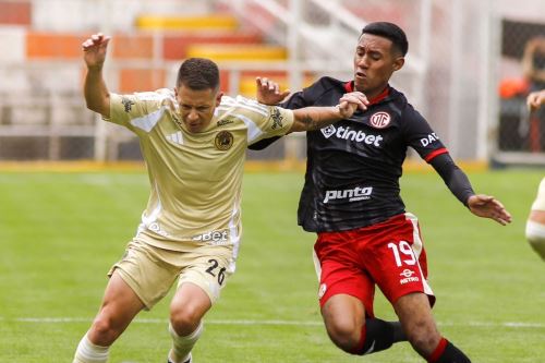 Nicolas Silva y Brandon Palacios disputan el balón en el estadio Inca Garcilaso de la Vega